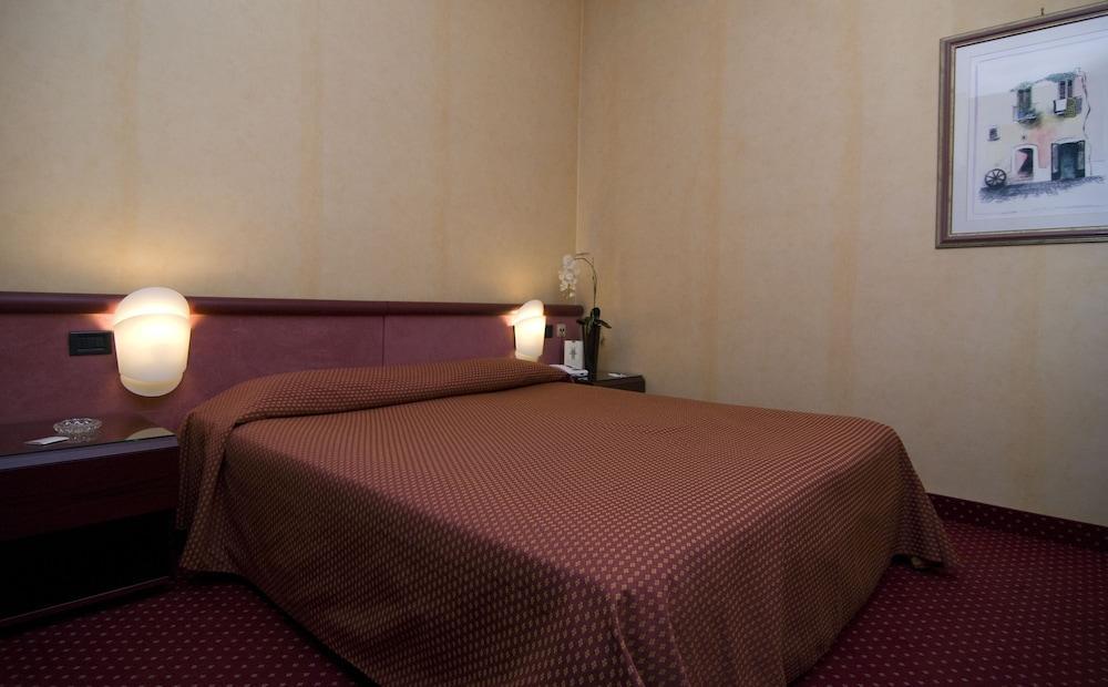 Hotel Boston Bari Luaran gambar